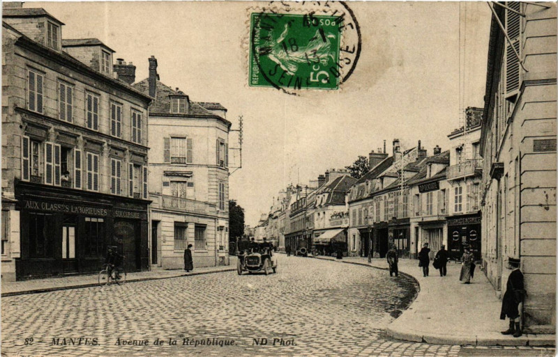 Carte postale ancienne Mantes - Avenue de la Republique