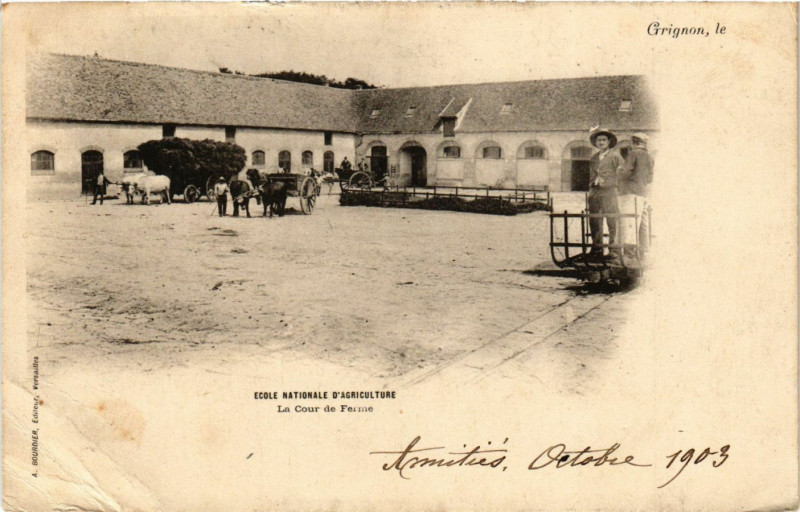 Carte postale ancienne Grignon le Ecole Nationale d'Agriculture - La Cour de Perine