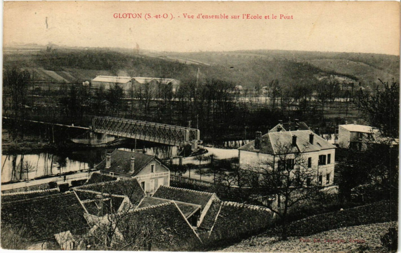 Carte postale ancienne Gloton - Vue d'ensemble sir l'Ecole et le Pont