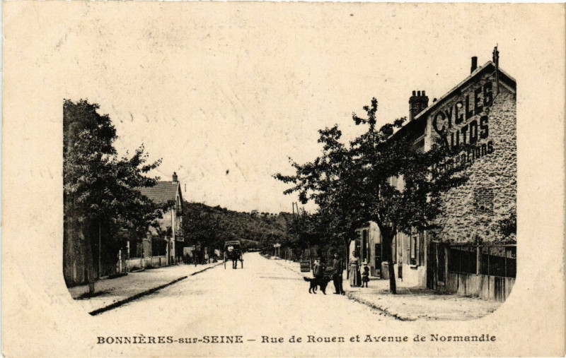 Carte postale ancienne Bonnieres-sur-Seine - Rue de Rouen et Avenue de Normandie à Bonnières-sur-Seine