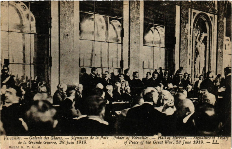 Carte postale ancienne Versailles - Galeries des Glaces - Signature de la Paix de la à Versailles