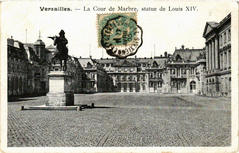 Carte postale ancienne Versailles - La Cour de Marbre statue de Louis Xiv à Versailles
