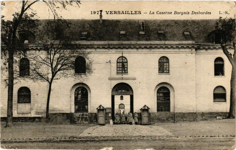 Carte postale ancienne Versailles - La Caserne Borgnis Desbordes à Versailles