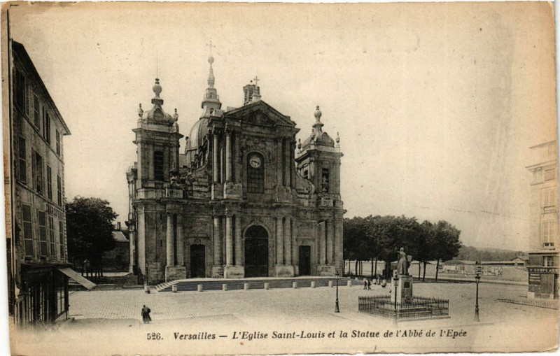 Carte postale ancienne Versailles - L'Eglise St-Louis et la Statue de l'Abbe de l'Epée à Versailles