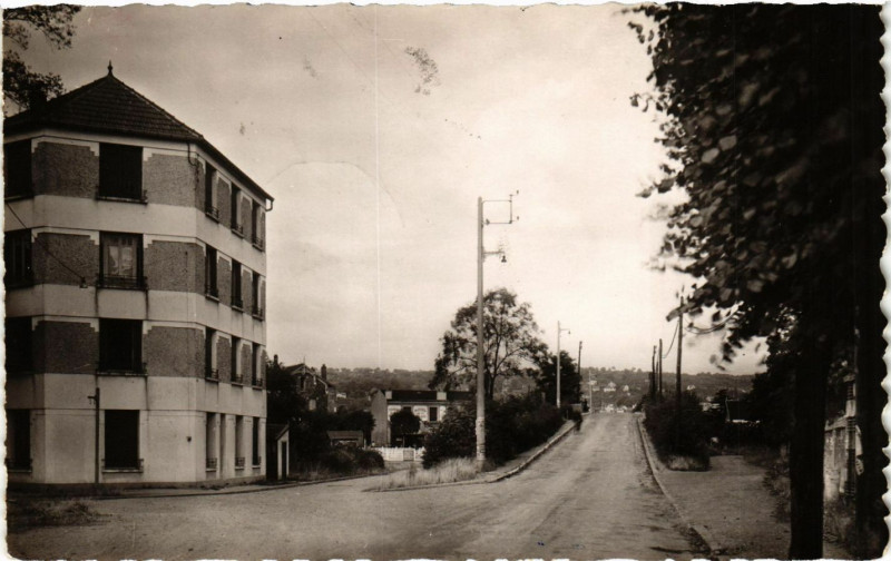 Carte postale ancienne VERNEUILlet - La Route de la Gare