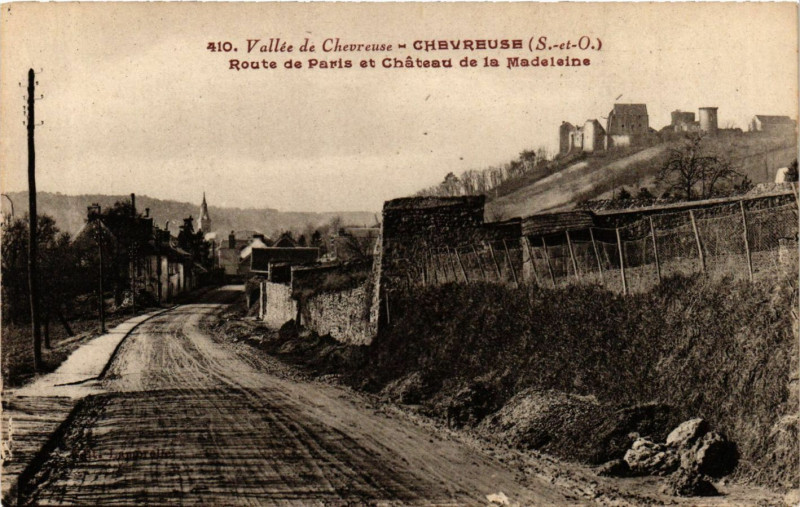 Carte postale ancienne Vallée de Chevreuse - Chevreuse - Route de Paris et Chateau à Chevreuse