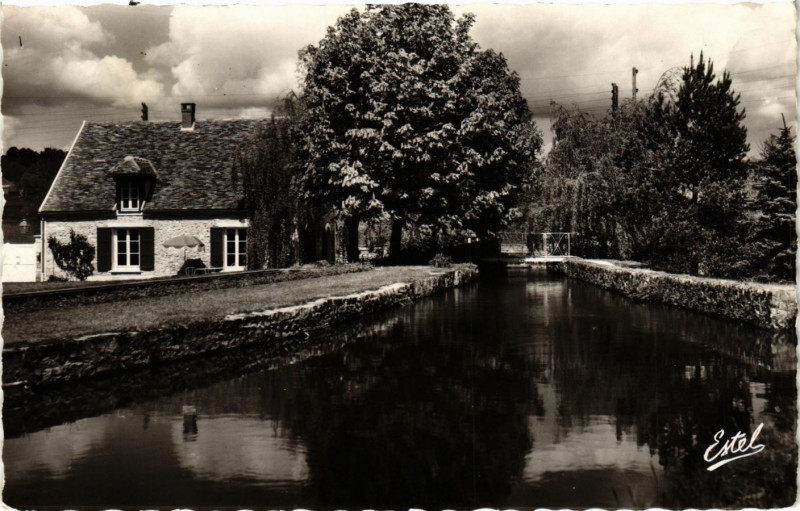 Carte postale ancienne Val Saint-Germain - La Remarde au Moulin de Bouville