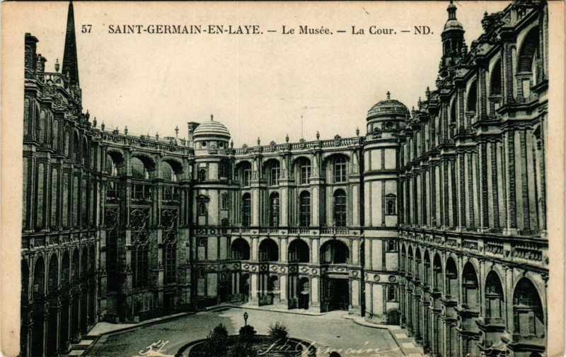 Carte postale ancienne Saint-Germain-en-Laye - Le Musée - La Cour à Saint-Germain-en-Laye