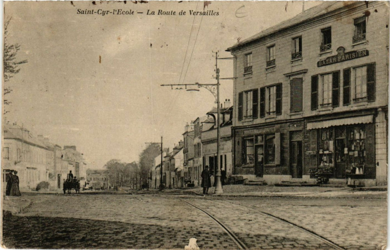 Carte postale ancienne St-Cyr - L'Ecole - La Route de Versailles à Versailles
