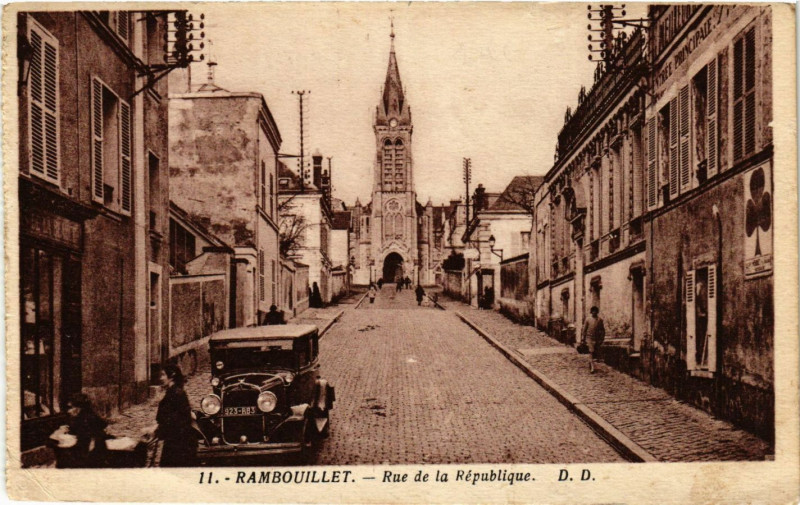 Carte postale ancienne Rambouillet - Rue de la Republique à Rambouillet