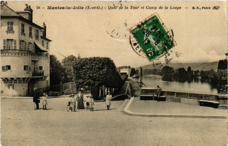 Carte postale ancienne Mantes - la-Jolie - Quai de la Tour et Camp de la Loupe à Mantes-la-Jolie