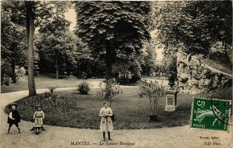 Carte postale ancienne Mantes - Le Square BRIEussel