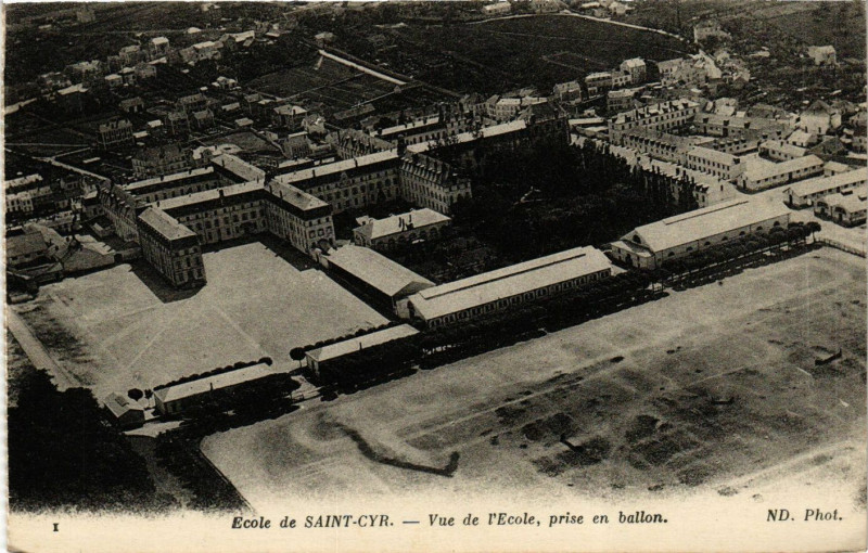 Carte postale ancienne Ecole de Saint-Cyr - Vue de l'Ecole prise en ballon