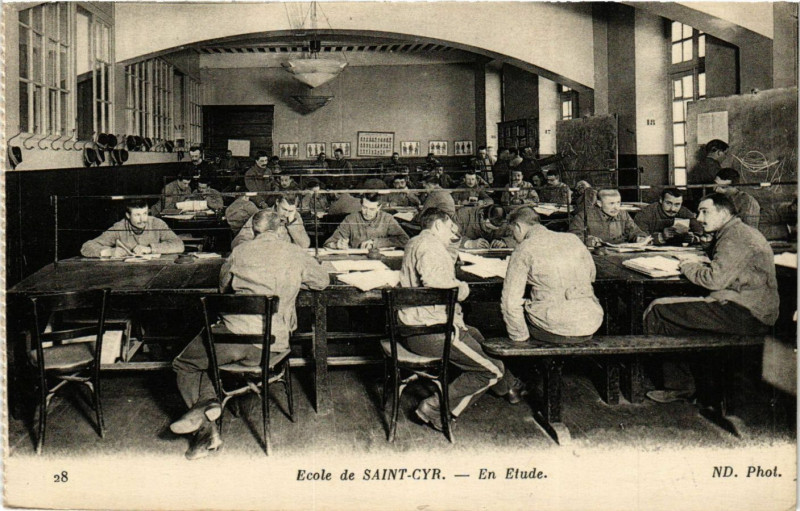 Carte postale ancienne Ecole de Saint-Cyr - En Etude