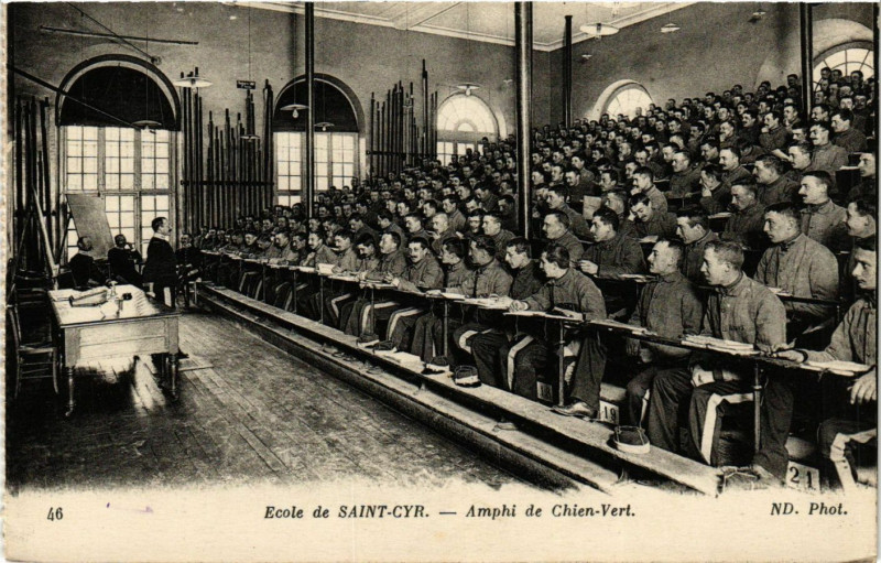 Carte postale ancienne Ecole de St-Cyr - Amphi de Chien Vert à Vert