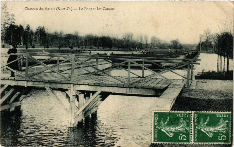 Carte postale ancienne Chateau du Marais - Le Pont et les Canaux