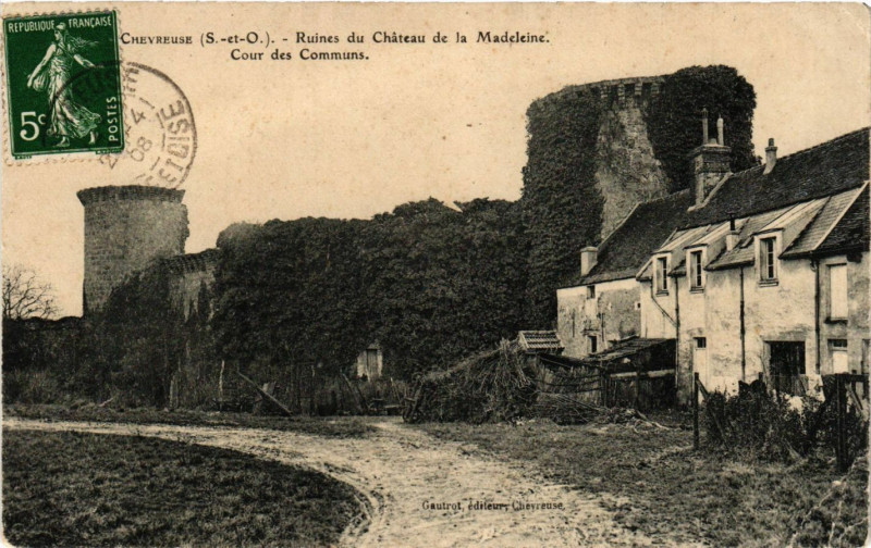 Carte postale ancienne Chevreuse - Ruines du Chateau de la Madeleine - Cour des à Chevreuse