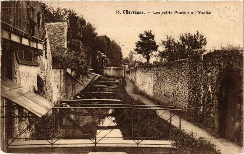 Carte postale ancienne Chevreuse - Les petits Ponts sur l'Yvette à Chevreuse