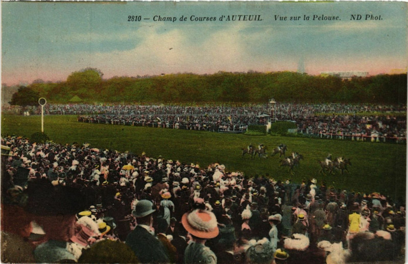 Carte postale ancienne Champ de Courses d'Auteuil - Vue sur la Pelouse à Paris 16e