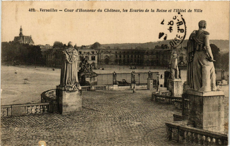 Carte postale ancienne Versailles - Cour d'Honneur du Chateau les Ecuries de la Reine à Versailles