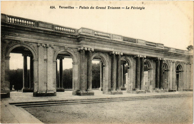 Carte postale ancienne Versailles - Palais du Grand Trianon - Le Peristyle à Versailles