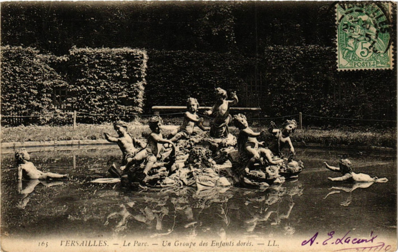 Carte postale ancienne Versailles - Le Parc - Un Groupe des Enfants dores à Versailles