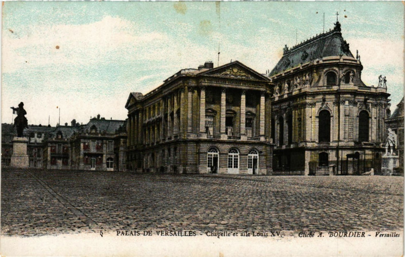 Carte postale ancienne Palais de Versailles - Chapelle et aile Louis Xv à Versailles