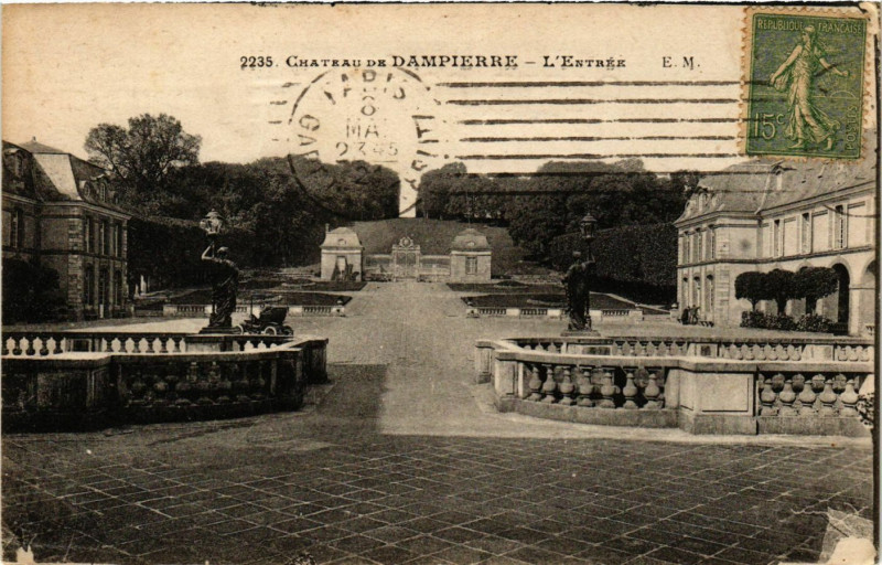 Carte postale ancienne Chateau de Dampierre - L'Entrée