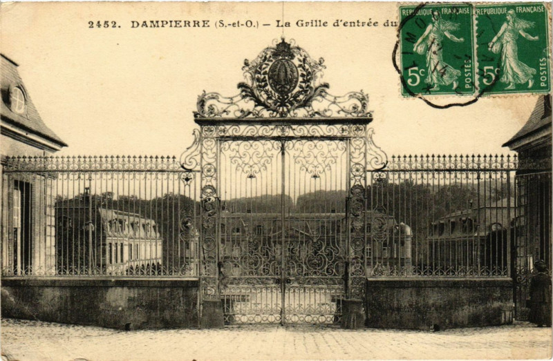 Carte postale ancienne Dampierre - La Grille d'entrée du