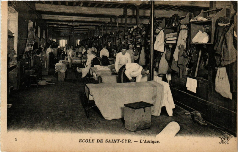Carte postale ancienne Ecole de Saint-Cyr - L'Astique