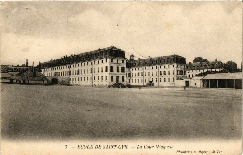 Carte postale ancienne Ecole de Saint-Cyr - La Cour Wagram