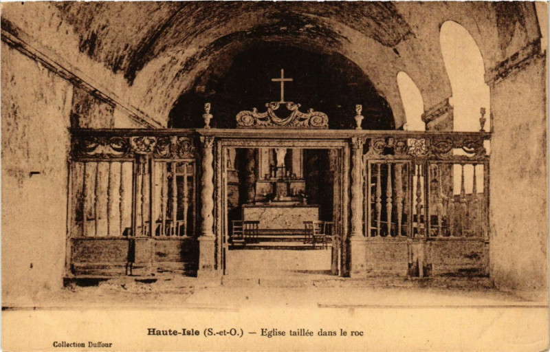 Carte postale ancienne Haute-Isle - Eglise taillée dans le roc