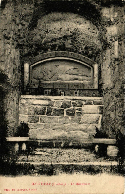 Carte postale ancienne Haute-Isle - Le Monument