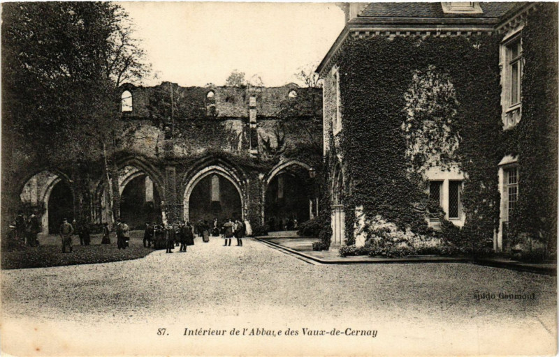 Carte postale ancienne Interieur de l'Abbaye des Vaux-de-Cernay