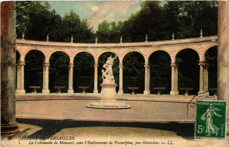 Carte postale ancienne Jardins de Versailles - La Colonnade de Monsort avec l'Enlevement à Versailles