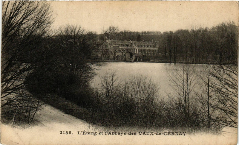 Carte postale ancienne L'Etang et l'Abbaye des Vaux-de-Cernay