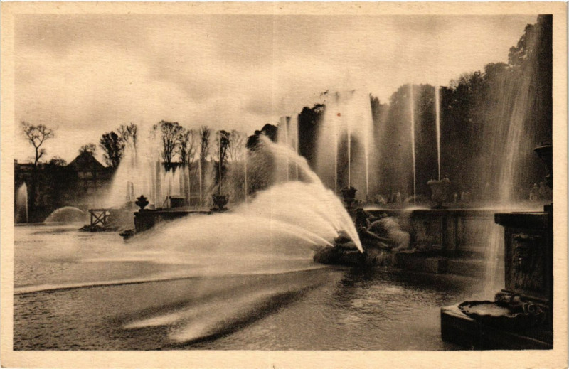 Carte postale ancienne Parc de Versailles - Le Bassin de Neptune à Versailles
