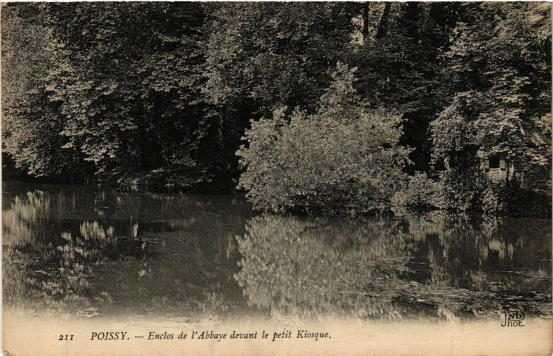 Carte postale ancienne Poissy - Enclos de l'Abbaye devant le peit Kiosque à Poissy