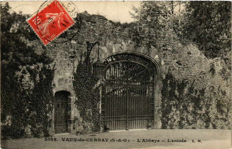 Carte postale ancienne Vaux-de-Cernay - L'Abbaye - L'entrée
