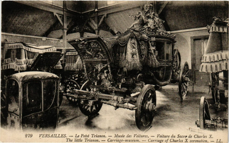 Carte postale ancienne Versailles - Le Petit Trianon - Musée de Voitures - Voiture du à Versailles