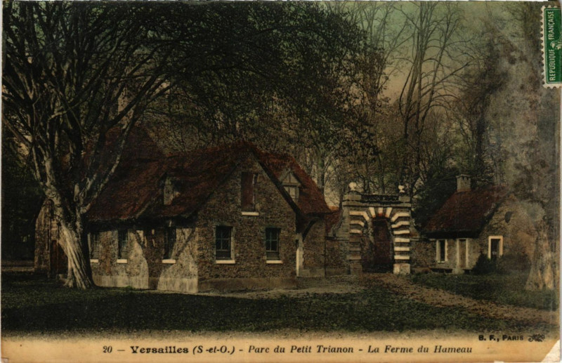 Carte postale ancienne Versailles - Parc du Petit Trianon - La Ferme du Hameau à Versailles