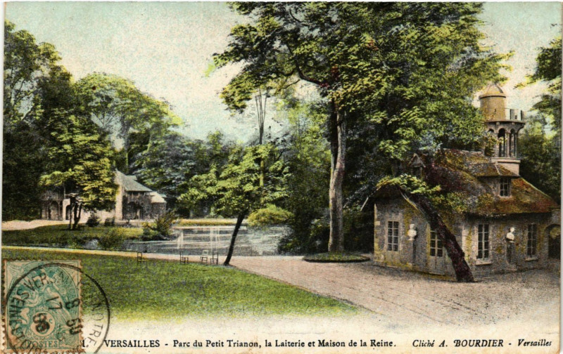 Carte postale ancienne Versailles - Parc du Petit Trianon la Laiterie et Maison de la à Versailles