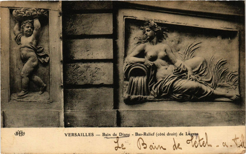 Carte postale ancienne Versailles - Bain de Diane - Bas-Relief (cote droit) de Legros à Versailles