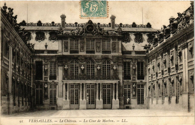 Carte postale ancienne Versailles - Le Chateau - La Cour de Marbre à Versailles