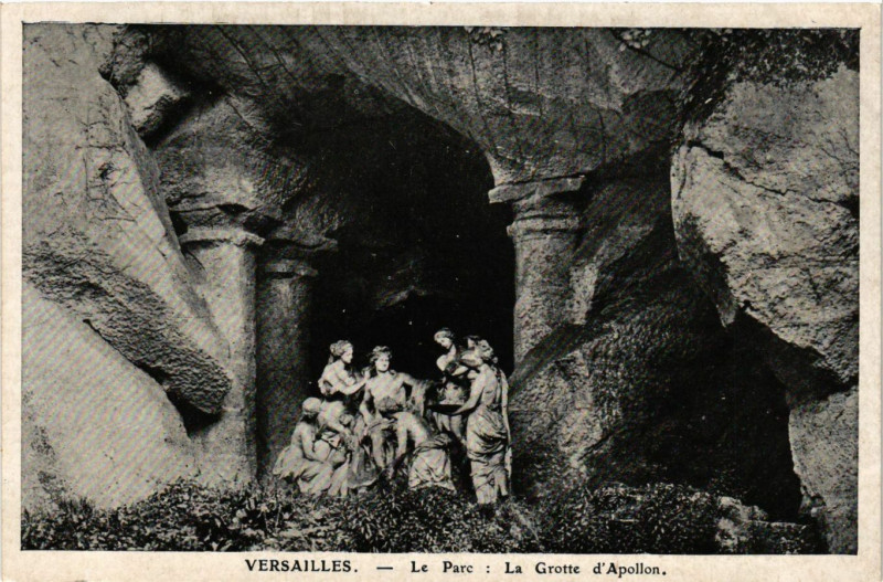 Carte postale ancienne Versailles - Le Parc - La Grotte d'Apollon à Versailles