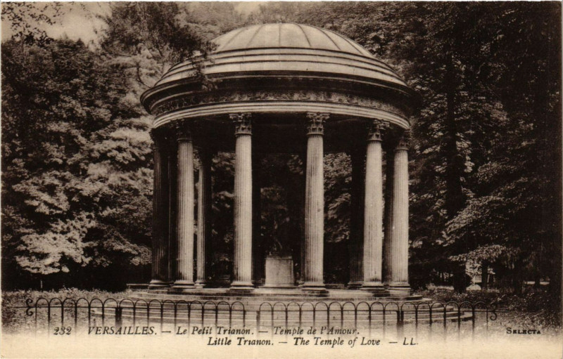 Carte postale ancienne Versailles - Le Petit Trianon - Temple de l'Amour à Versailles