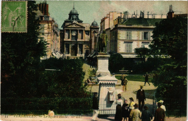 Carte postale ancienne Versailles - Le Square Hoche à Versailles