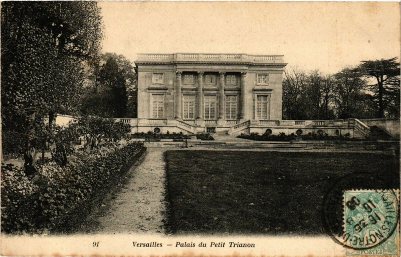 Carte postale ancienne Versailles - Palais du Petit Trianon à Versailles