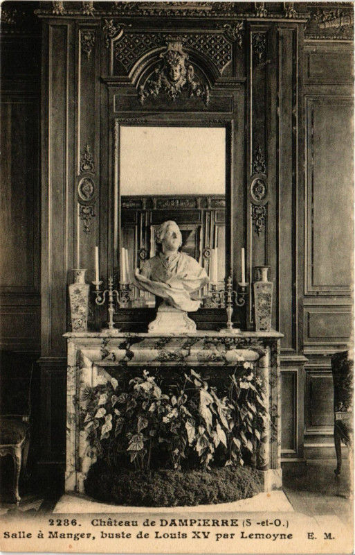 Carte postale ancienne Chateau de Dampierre - Salle a Manger buste de Louis Xv
