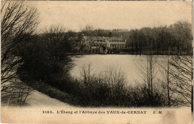Carte postale ancienne L'Etang et l'Abbaye des Vaux-de-Cernay